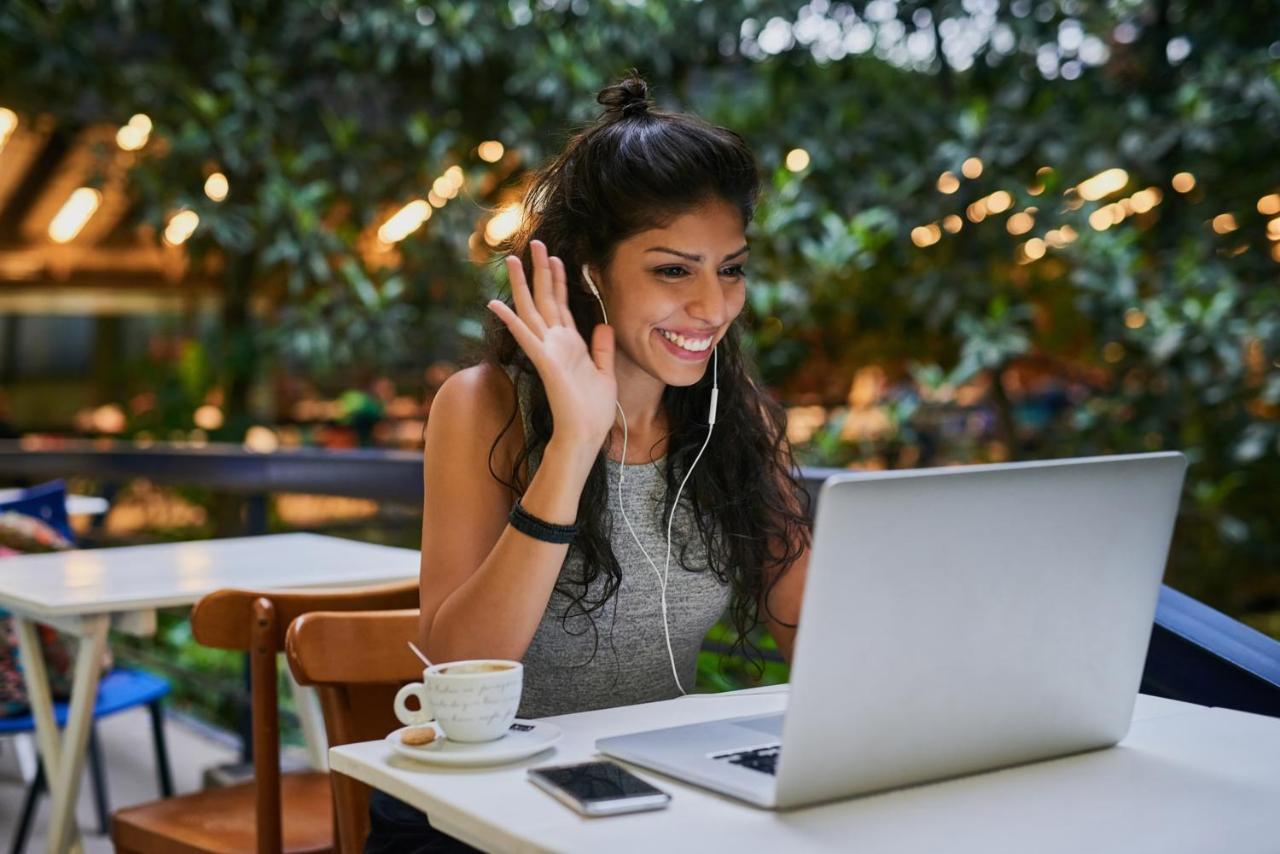 Hyatt Centric Janakpuri New Delhi Hotel Kültér fotó A woman using a laptop for a video call