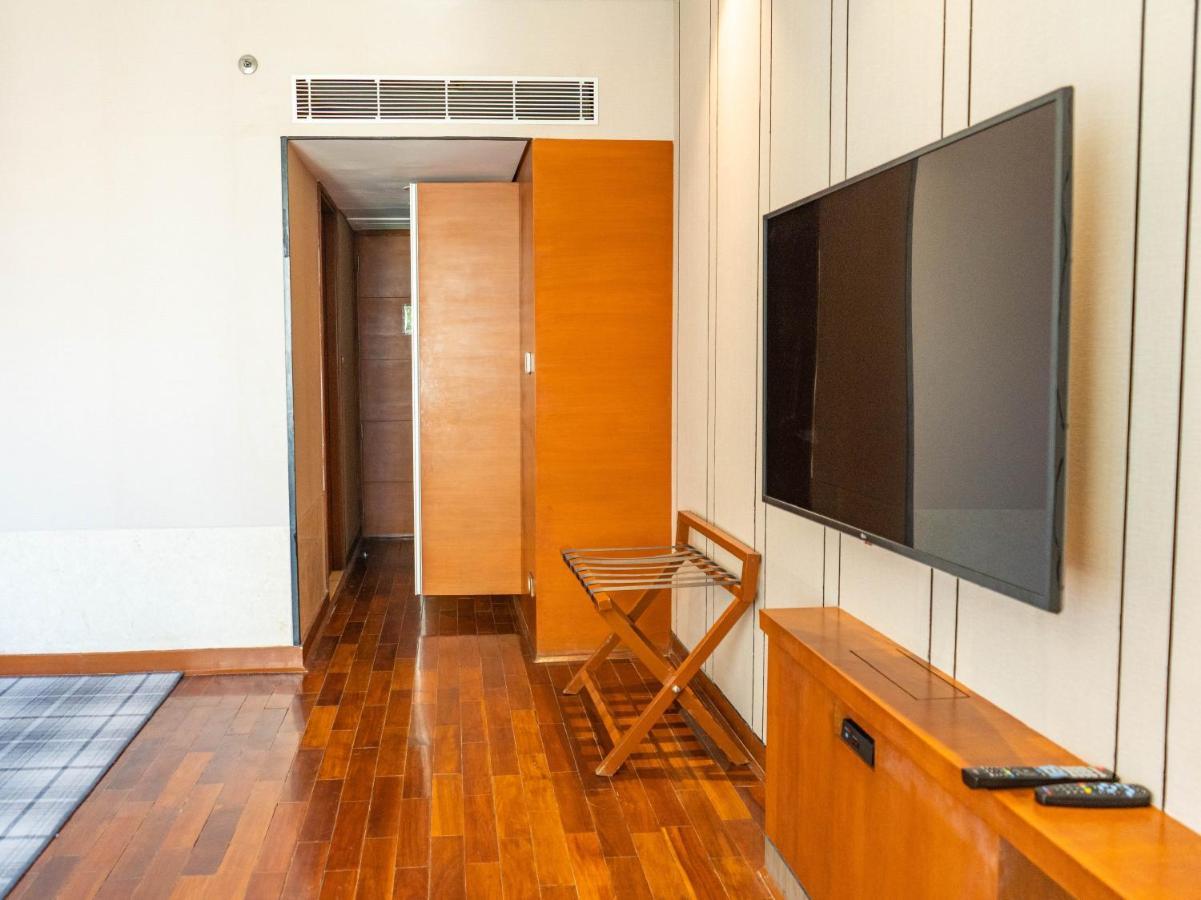 Hyatt Centric Janakpuri New Delhi Hotel Kültér fotó A television set in a hotel room